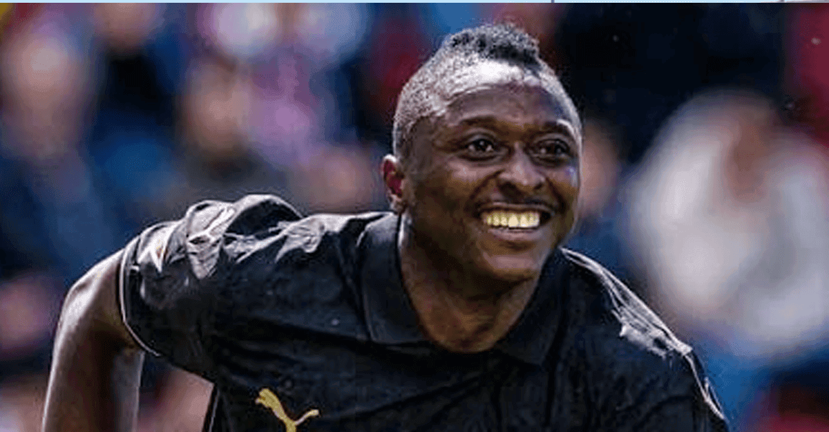Umar Sadiq celebrating a goal in a Valencia jersey during a La Liga match.